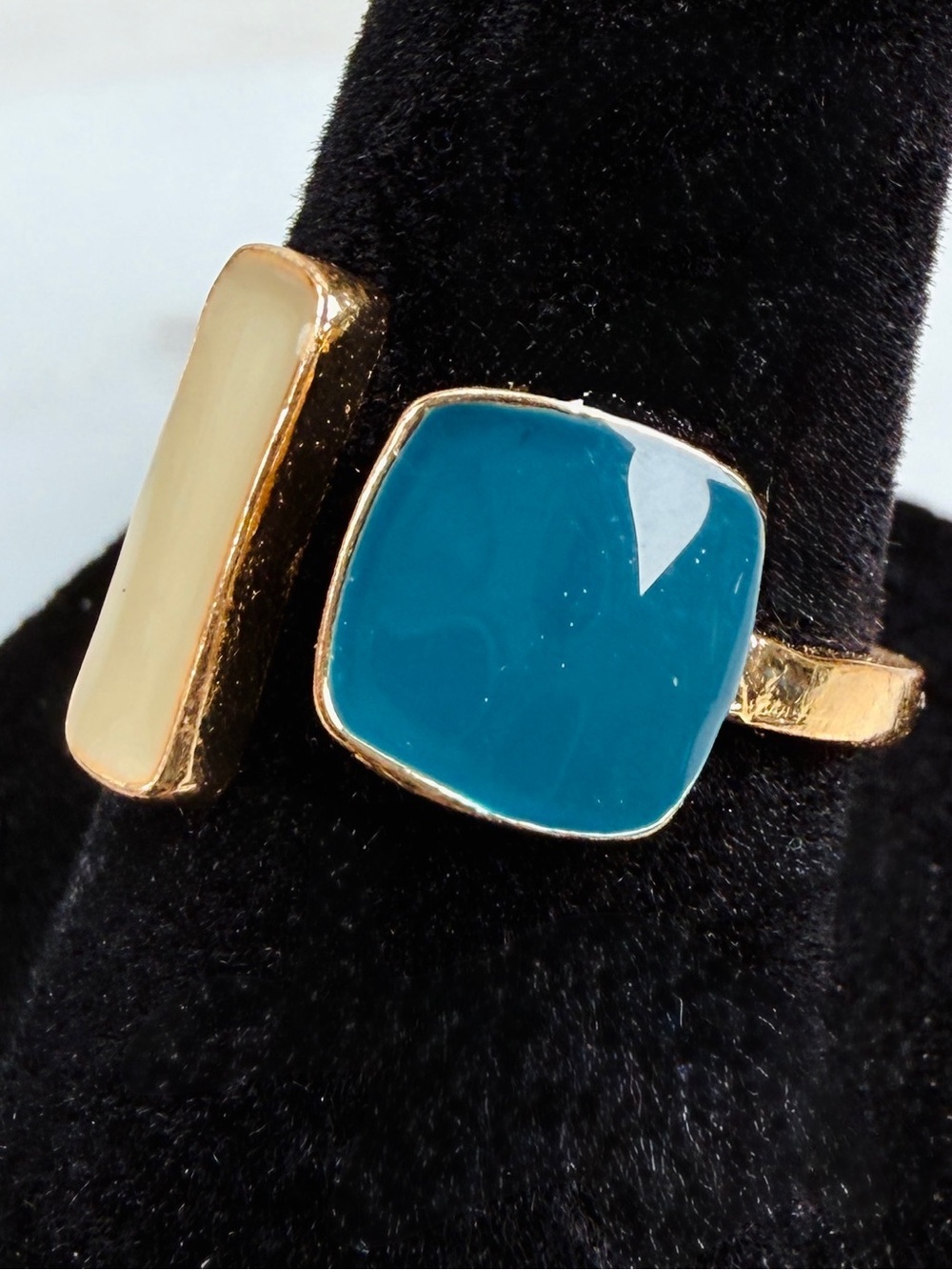 Goldtone Modern Ring with Cream and Teal Accents sz 6 3/4